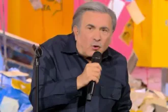 Λάκης Λαζόπουλος σε σκηνή σάτιρας στο MEGA σχολιάζοντας τον Γιώργο Λιάγκα και το viral περιστατικό με τη σημαία.