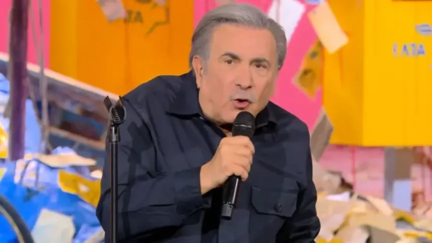 Λάκης Λαζόπουλος σε σκηνή σάτιρας στο MEGA σχολιάζοντας τον Γιώργο Λιάγκα και το viral περιστατικό με τη σημαία.