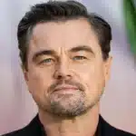 Λεονάρντο Ντι Κάπριο χαμογελά σε δημόσια εμφάνιση στα 49 του