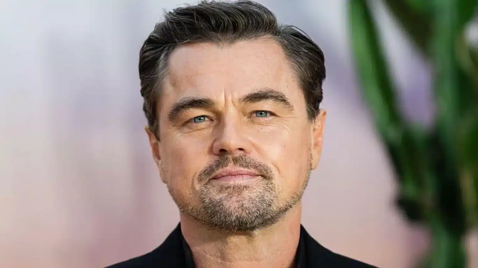 Λεονάρντο Ντι Κάπριο χαμογελά σε δημόσια εμφάνιση στα 49 του