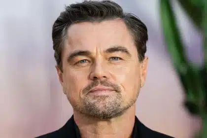 Λεονάρντο Ντι Κάπριο χαμογελά σε δημόσια εμφάνιση στα 49 του