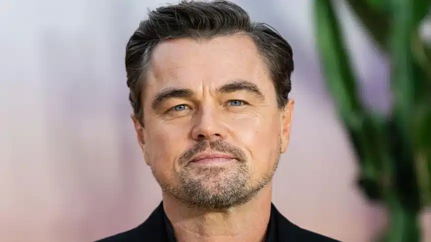 Λεονάρντο Ντι Κάπριο χαμογελά σε δημόσια εμφάνιση στα 49 του