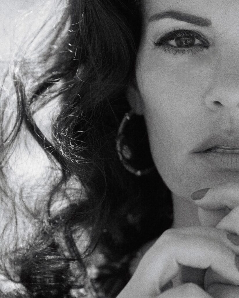 Μαρία Κορινθίου: Η ασπρόμαυρη φωτογράφιση που «μιλά» για θηλυκότητα χωρίς φίλτρα 4 mariakorinthiou 1751318963 3666651679992576322 30104534