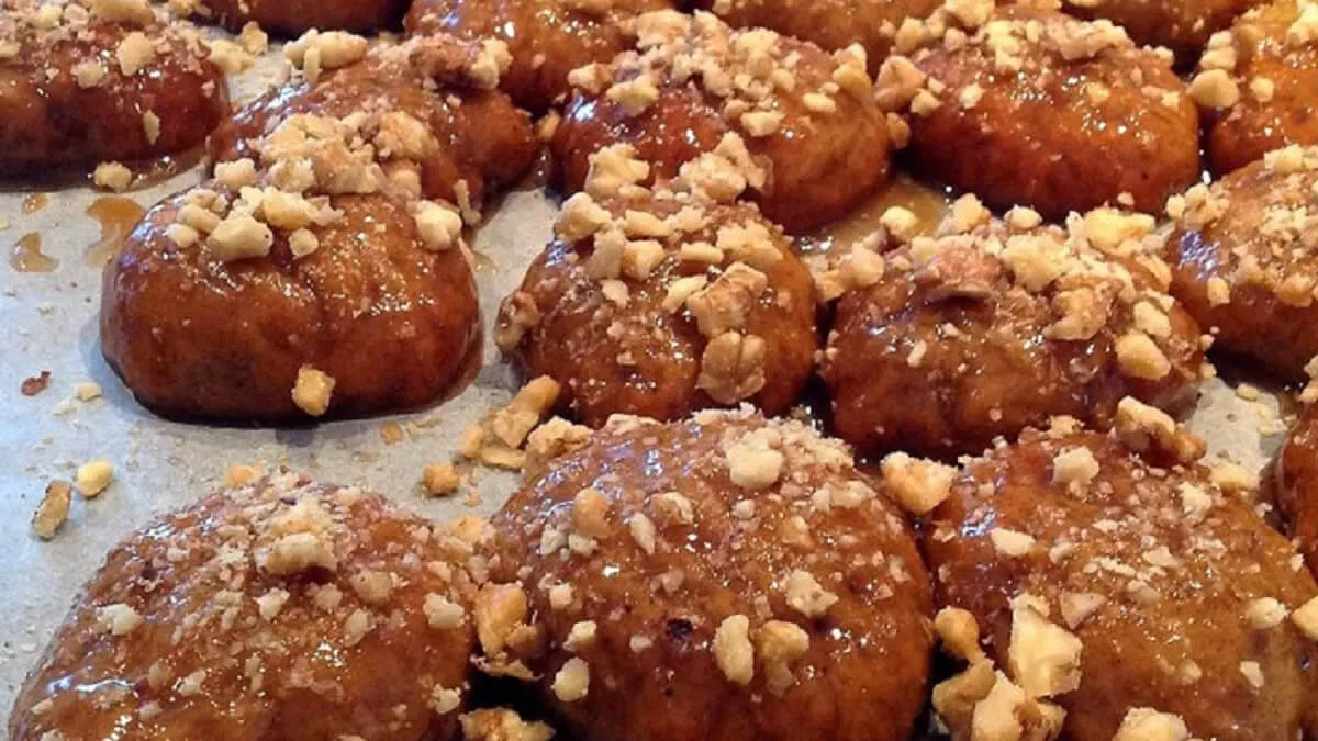 Αυθεντικά μελομακάρονα με συνταγή από το Άγιο Όρος και αγνό μέλι