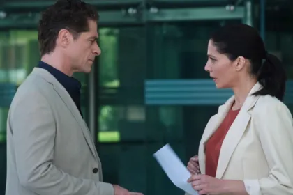 Η Αρετή και ο Οδυσσέας σε έντονη στιγμή από τη σειρά Μια Νύχτα Μόνο