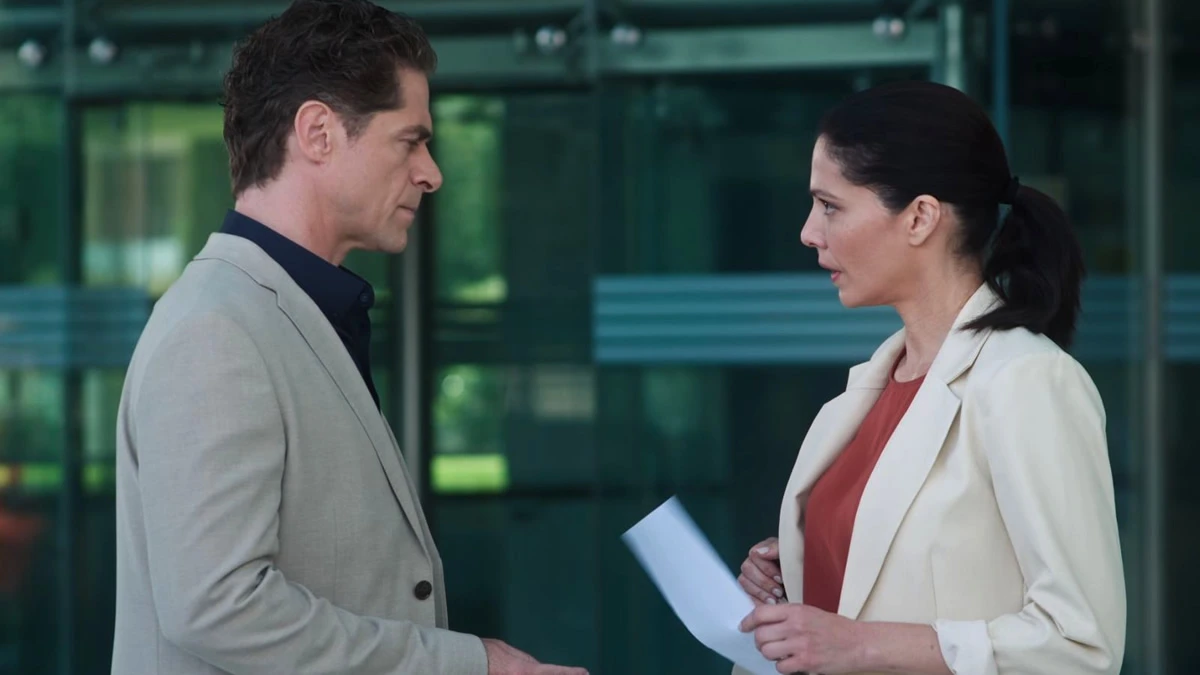 Η Αρετή και ο Οδυσσέας σε έντονη στιγμή από τη σειρά Μια Νύχτα Μόνο