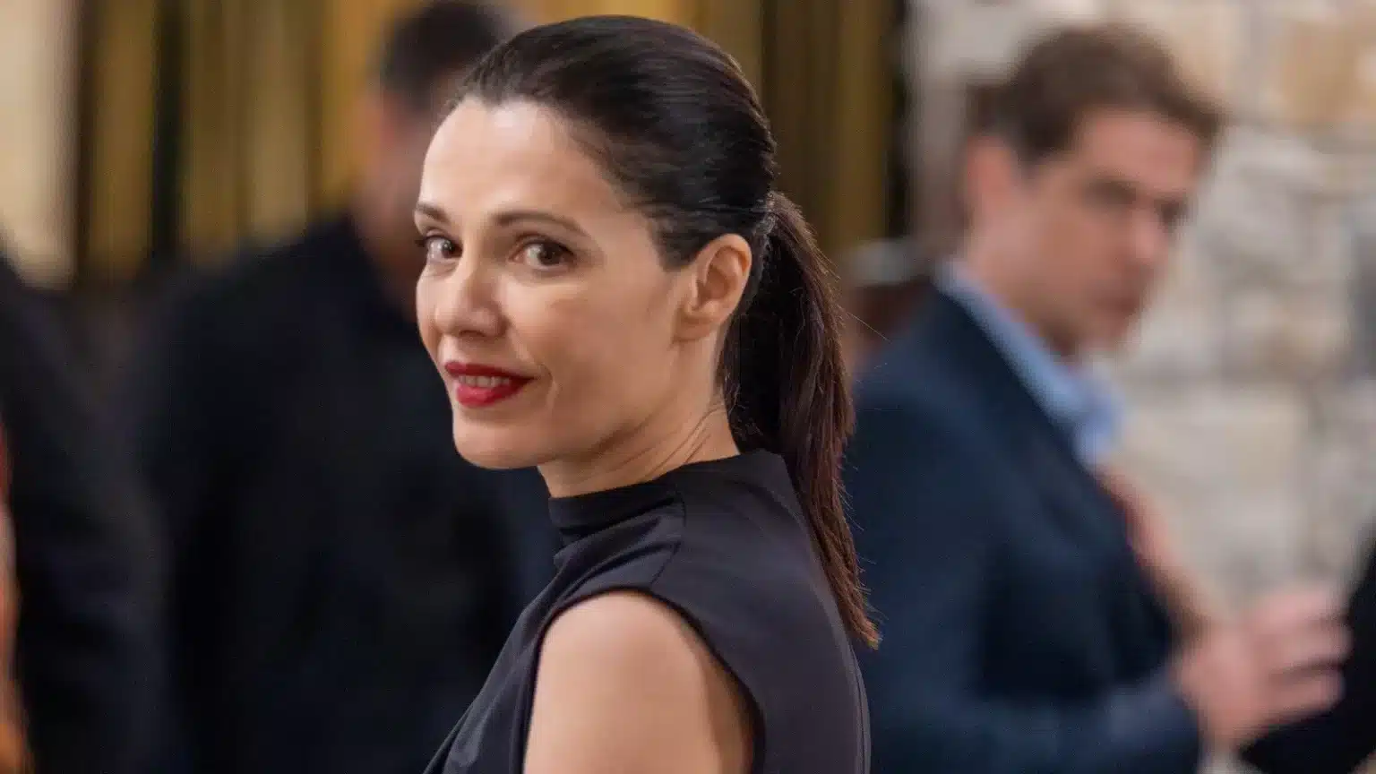 Αρετή συγκινημένη σε σκηνή από τη σειρά Μια Νύχτα Μόνο