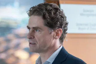 Σκηνή από τη σειρά «Μία Νύχτα Μόνο» με τον Οδυσσέα και την Αρετή σε έντονη στιγμή