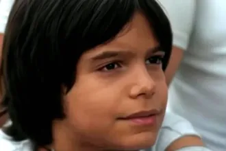 Ο Πετράκης και η Αρετή σε συγκινητική σκηνή στο κοιμητήριο στη σειρά Μια Νύχτα Μόνο