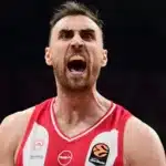 Ο Νίκολα Μιλουτίνοφ σε φάση αγώνα Ολυμπιακός – Παρτιζάν στο ΣΕΦ