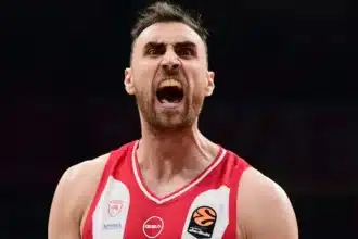 Ο Νίκολα Μιλουτίνοφ σε φάση αγώνα Ολυμπιακός – Παρτιζάν στο ΣΕΦ