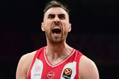 Ο Νίκολα Μιλουτίνοφ σε φάση αγώνα Ολυμπιακός – Παρτιζάν στο ΣΕΦ