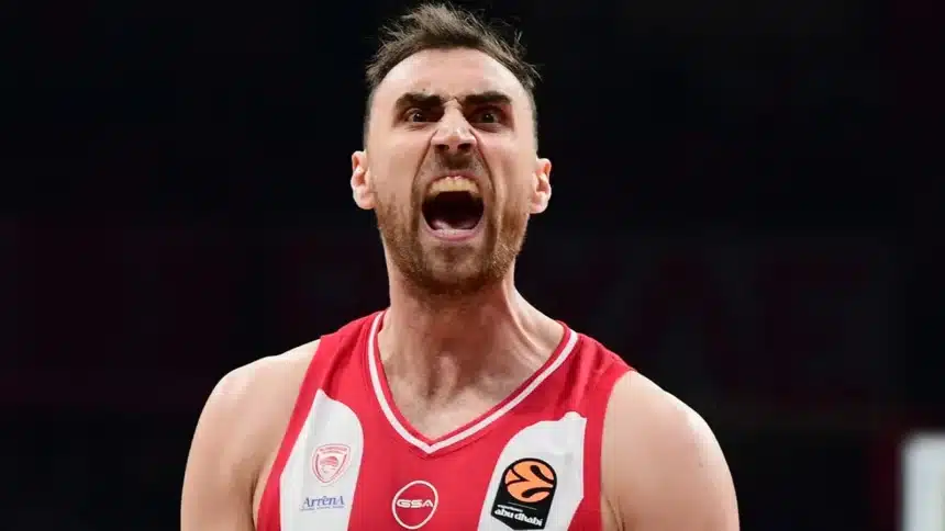 Ο Νίκολα Μιλουτίνοφ σε φάση αγώνα Ολυμπιακός – Παρτιζάν στο ΣΕΦ