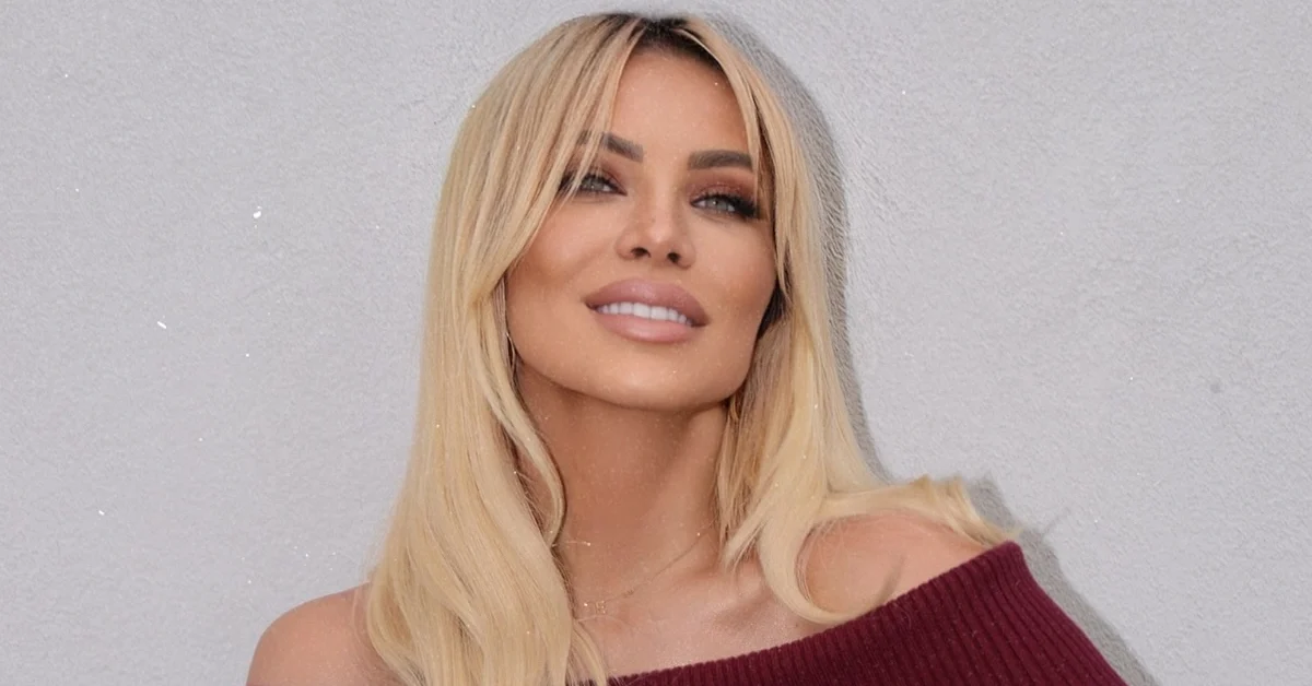 minimal burgundy outfit style.webp