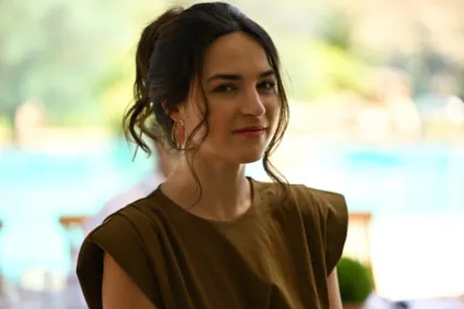 Η Άννα σοκαρισμένη μετά την αποκάλυψη της υιοθεσίας της στη σειρά Να μ’ αγαπάς