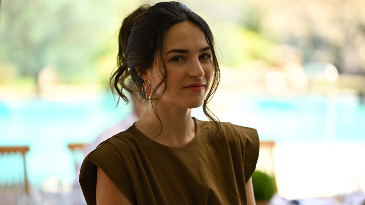 Να μ’ αγαπάς: Η Άννα στο χείλος της τρέλας – Η αποκάλυψη που ανατρέπει τη ζωή της 1 Η Άννα σοκαρισμένη μετά την αποκάλυψη της υιοθεσίας της στη σειρά Να μ’ αγαπάς