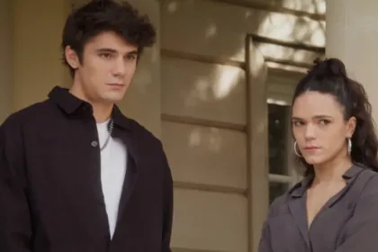 Σκηνή από τη σειρά Να μ’ αγαπάς με τη Ζωή και τον Λευτέρη μετά την επιστροφή της από το νοσοκομείο