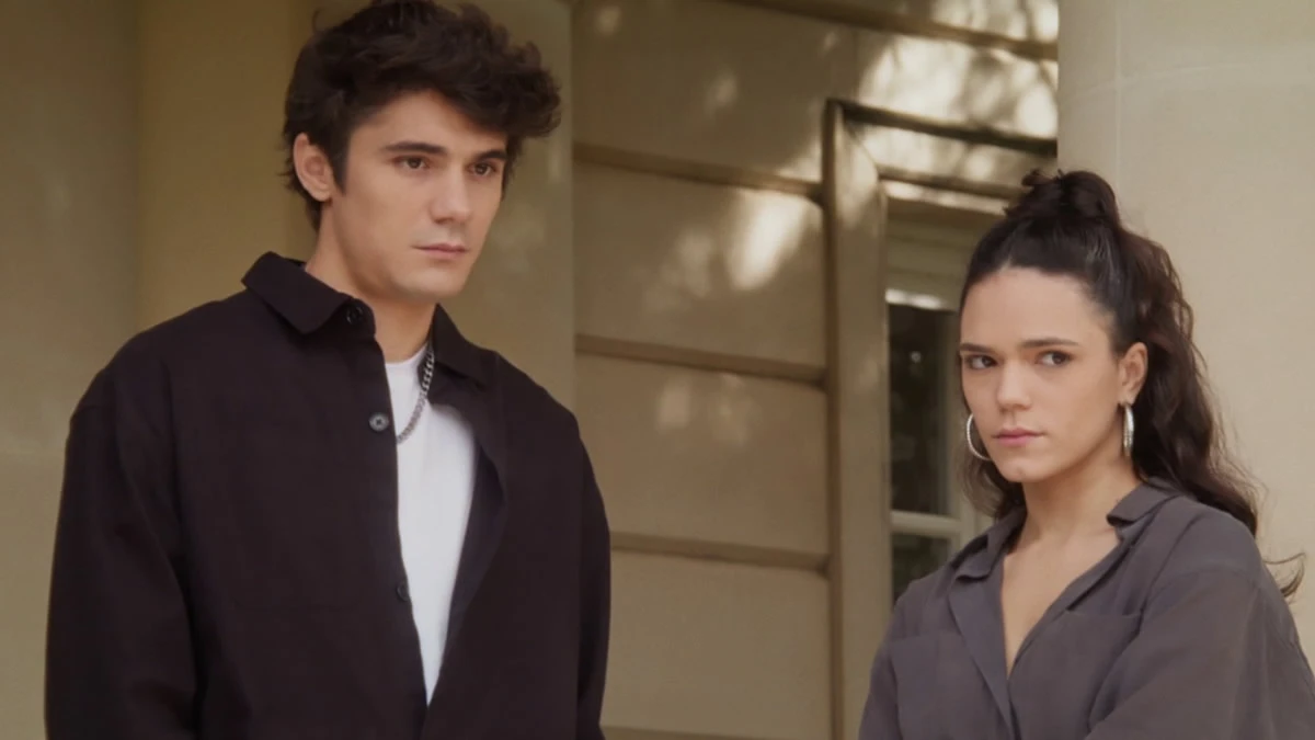 Σκηνή από τη σειρά Να μ’ αγαπάς με τη Ζωή και τον Λευτέρη μετά την επιστροφή της από το νοσοκομείο