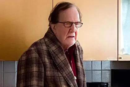 Ο Γιώργος Κωνσταντίνου ως Αριστείδης Θανούλης στη σειρά «Ο Δικαστής»