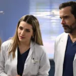 Η Άννα κοιτάζει τον Ανδρέα (Γιατρός) με πανικό και αγωνία, φοβούμενη ότι θυμάται το μυστικό τους.