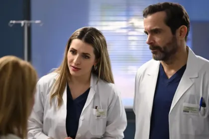 Η Άννα κοιτάζει τον Ανδρέα (Γιατρός) με πανικό και αγωνία, φοβούμενη ότι θυμάται το μυστικό τους.