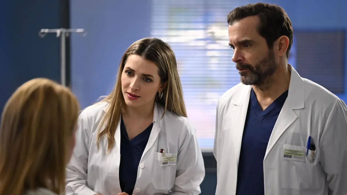 Η Άννα κοιτάζει τον Ανδρέα (Γιατρός) με πανικό και αγωνία, φοβούμενη ότι θυμάται το μυστικό τους.