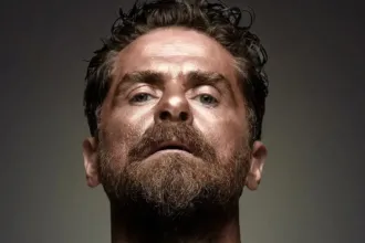 Ο Δημήτρης Λάλος ως Οδυσσέας στη σειρά «Μια Νύχτα Μόνο» σε viral συζήτηση για το νέο του look