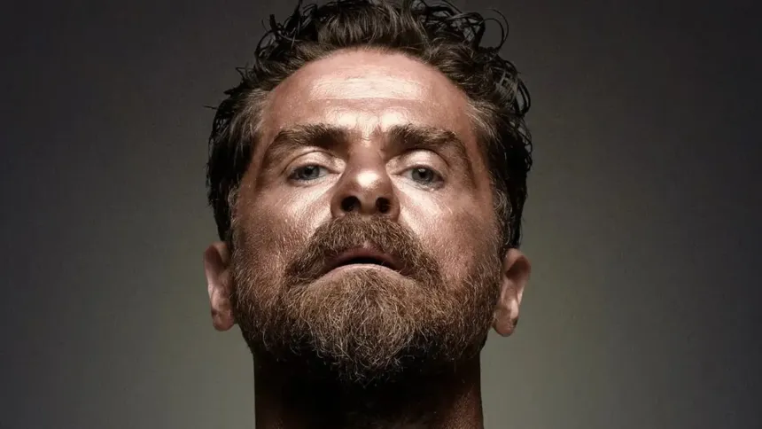 Ο Δημήτρης Λάλος ως Οδυσσέας στη σειρά «Μια Νύχτα Μόνο» σε viral συζήτηση για το νέο του look