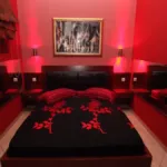 Εσωτερικό οίκου ανοχής με χαμηλό φωτισμό και μυστηριώδη ατμόσφαιρα