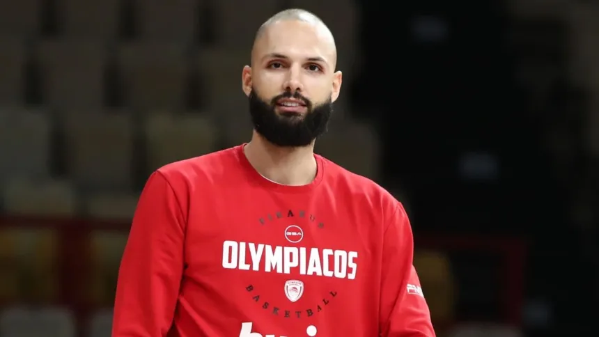 Ο Εβάν Φουρνιέ στην προπόνηση του Ολυμπιακού πριν τον αγώνα με την Παρί