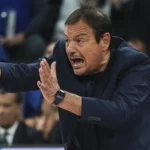 Προπονητής του Παναθηναϊκού σε στιγμή έντασης στον πάγκο.