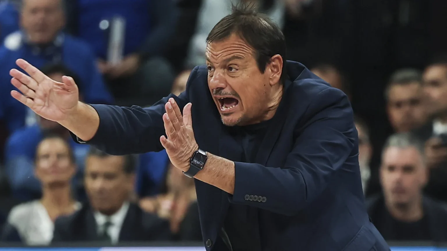 Στο μάτι του κυκλώνα ο Παναθηναϊκός: Λεσόρ, Ναν και Αταμάν σε τεντωμένο σχοινί 1 Προπονητής του Παναθηναϊκού σε στιγμή έντασης στον πάγκο.