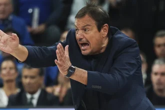 Προπονητής του Παναθηναϊκού σε στιγμή έντασης στον πάγκο.