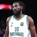 Κένεθ Φαρίντ με τη φανέλα του Παναθηναϊκού σε δράση απέναντι στην Παρί