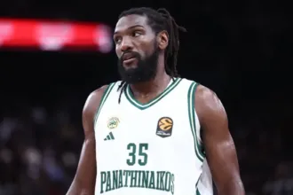 Κένεθ Φαρίντ με τη φανέλα του Παναθηναϊκού σε δράση απέναντι στην Παρί