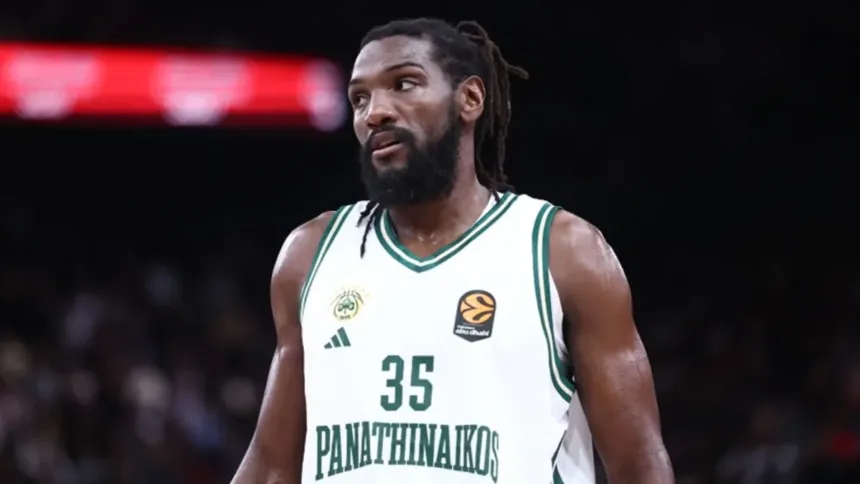 Κένεθ Φαρίντ με τη φανέλα του Παναθηναϊκού σε δράση απέναντι στην Παρί