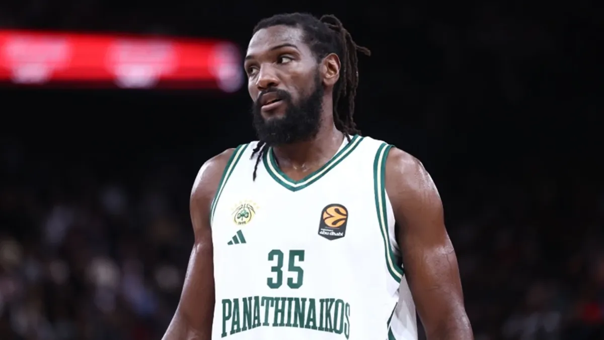 Κένεθ Φαρίντ με τη φανέλα του Παναθηναϊκού σε δράση απέναντι στην Παρί