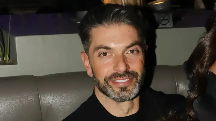 Ο Παντελής Παντελίδης σε παλαιότερη εμφάνισή του σε πίστα νυχτερινού κέντρου