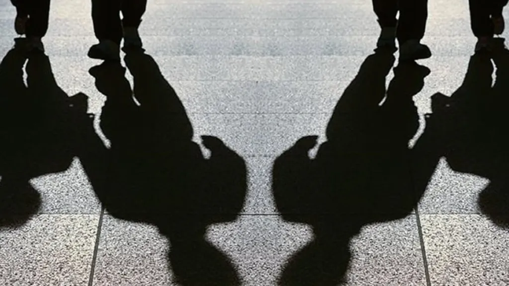 Μαθητές έξω από σχολείο στην Πετρούπολη μετά τον εντοπισμό 16χρονου με μπαλτά