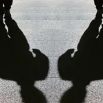 Μαθητές έξω από σχολείο στην Πετρούπολη μετά τον εντοπισμό 16χρονου με μπαλτά