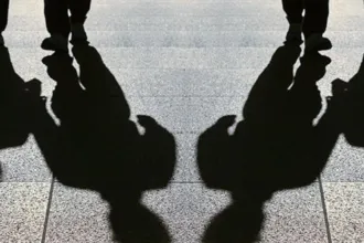 Μαθητές έξω από σχολείο στην Πετρούπολη μετά τον εντοπισμό 16χρονου με μπαλτά