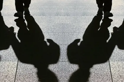 Μαθητές έξω από σχολείο στην Πετρούπολη μετά τον εντοπισμό 16χρονου με μπαλτά