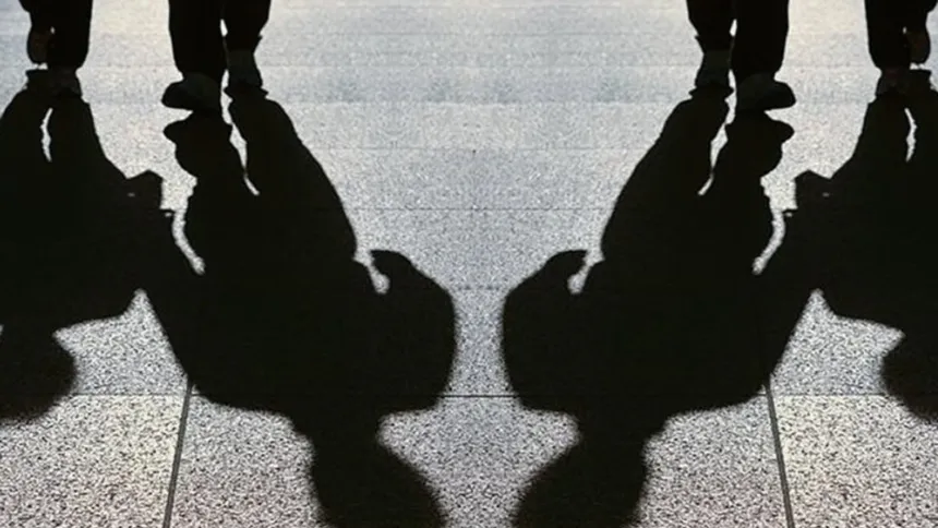 Μαθητές έξω από σχολείο στην Πετρούπολη μετά τον εντοπισμό 16χρονου με μπαλτά