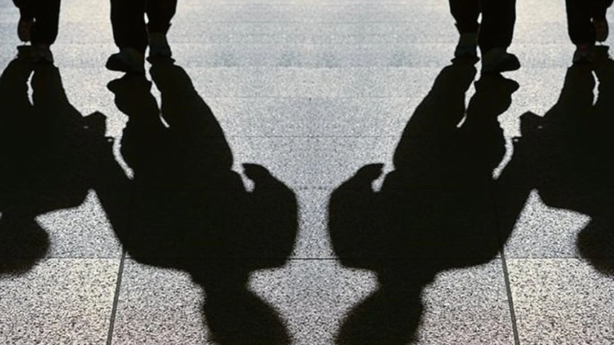 Μαθητές έξω από σχολείο στην Πετρούπολη μετά τον εντοπισμό 16χρονου με μπαλτά