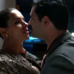 Έντονη, δραματική σκηνή από τη σειρά Porto Leone. Η Άντζελα αγκαλιάζει τον Γρηγόρη μετά την ομολογία του για τον φόνο.