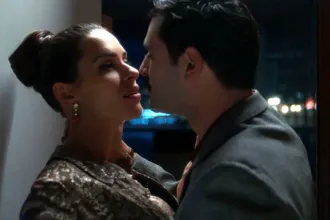 Έντονη, δραματική σκηνή από τη σειρά Porto Leone. Η Άντζελα αγκαλιάζει τον Γρηγόρη μετά την ομολογία του για τον φόνο.