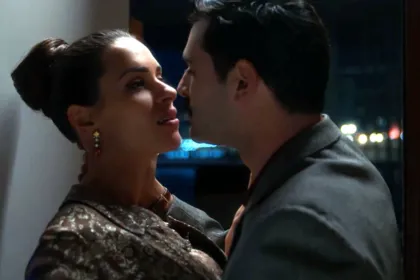 Έντονη, δραματική σκηνή από τη σειρά Porto Leone. Η Άντζελα αγκαλιάζει τον Γρηγόρη μετά την ομολογία του για τον φόνο.