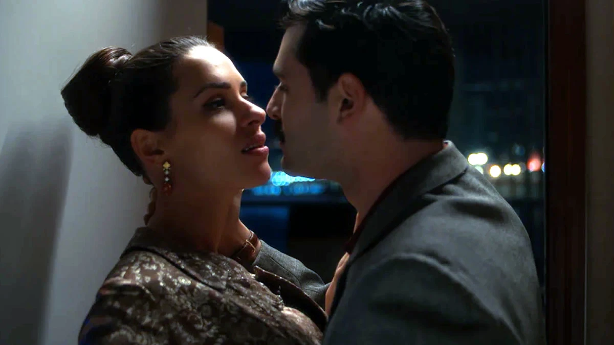 Έντονη, δραματική σκηνή από τη σειρά Porto Leone. Η Άντζελα αγκαλιάζει τον Γρηγόρη μετά την ομολογία του για τον φόνο.