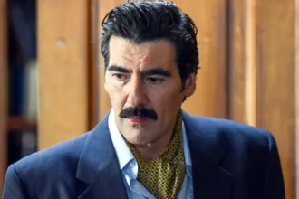 Ο Ντίνος σε έντονο διάλογο στη σειρά Porto Leone του Alpha