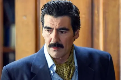 Ο Ντίνος σε έντονο διάλογο στη σειρά Porto Leone του Alpha